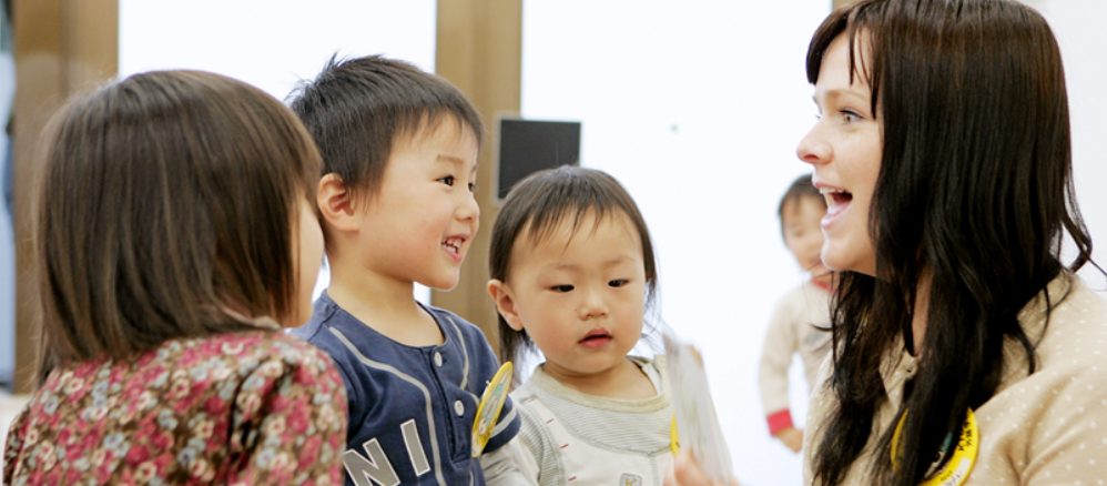 ネイティブ講師と英語を学ぶ子供達