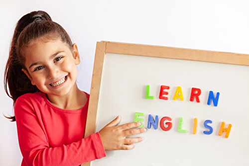 learn englishのサインを持つ女の子