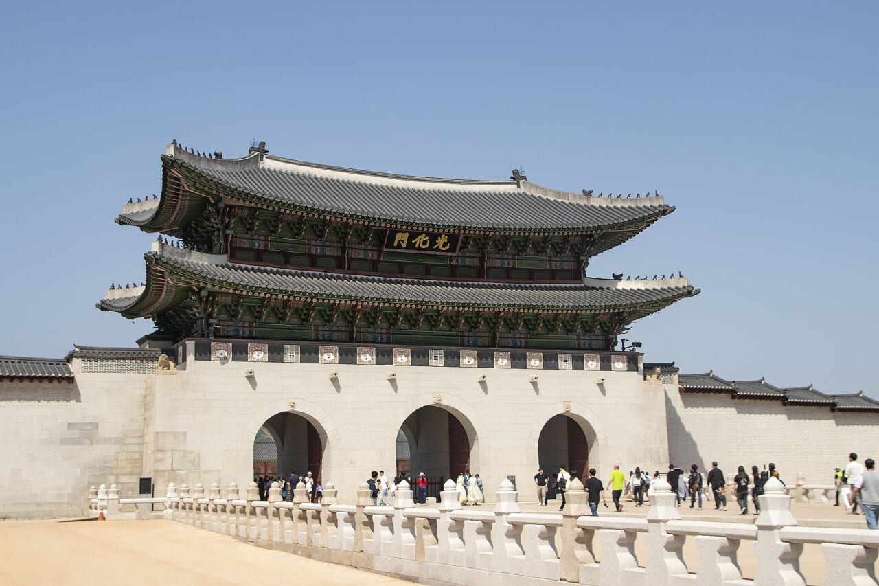 韓国・ソウルの歴史的名所の特設ステージから生中継