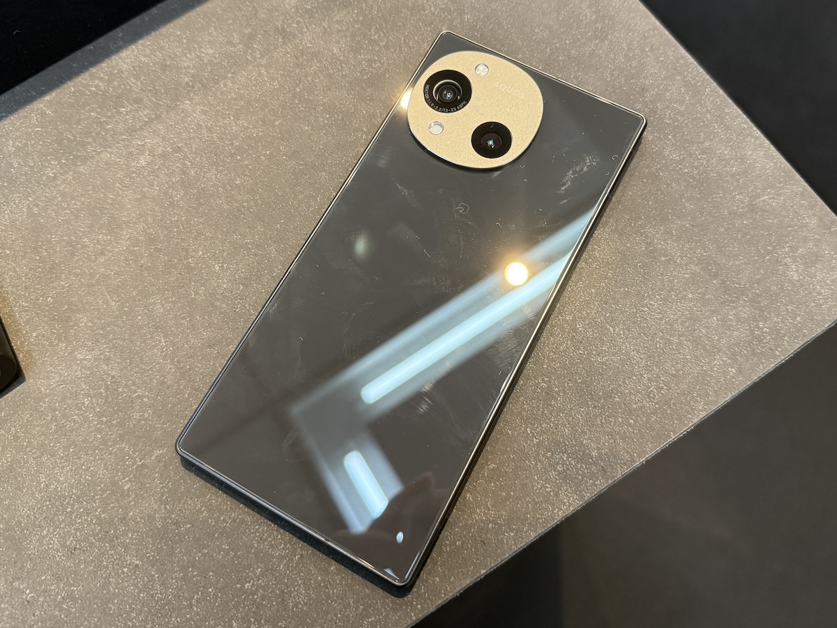 AQUOS R10