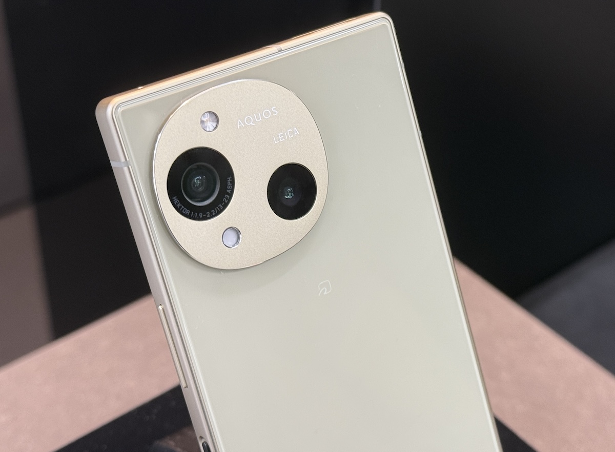 AQUOS R10