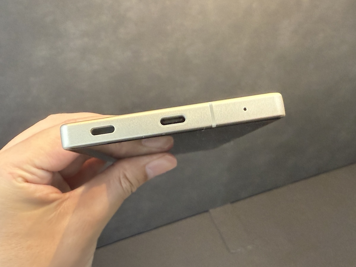 AQUOS R10