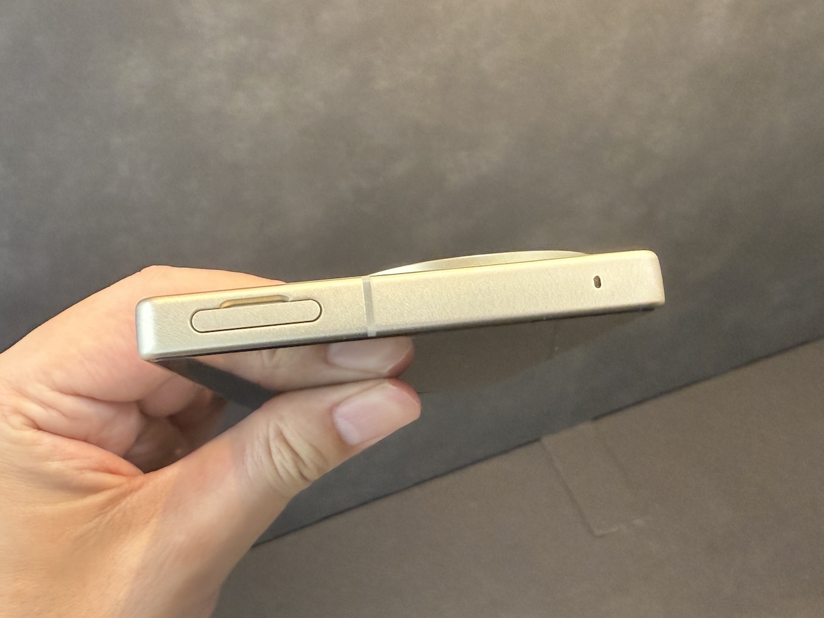 AQUOS R10