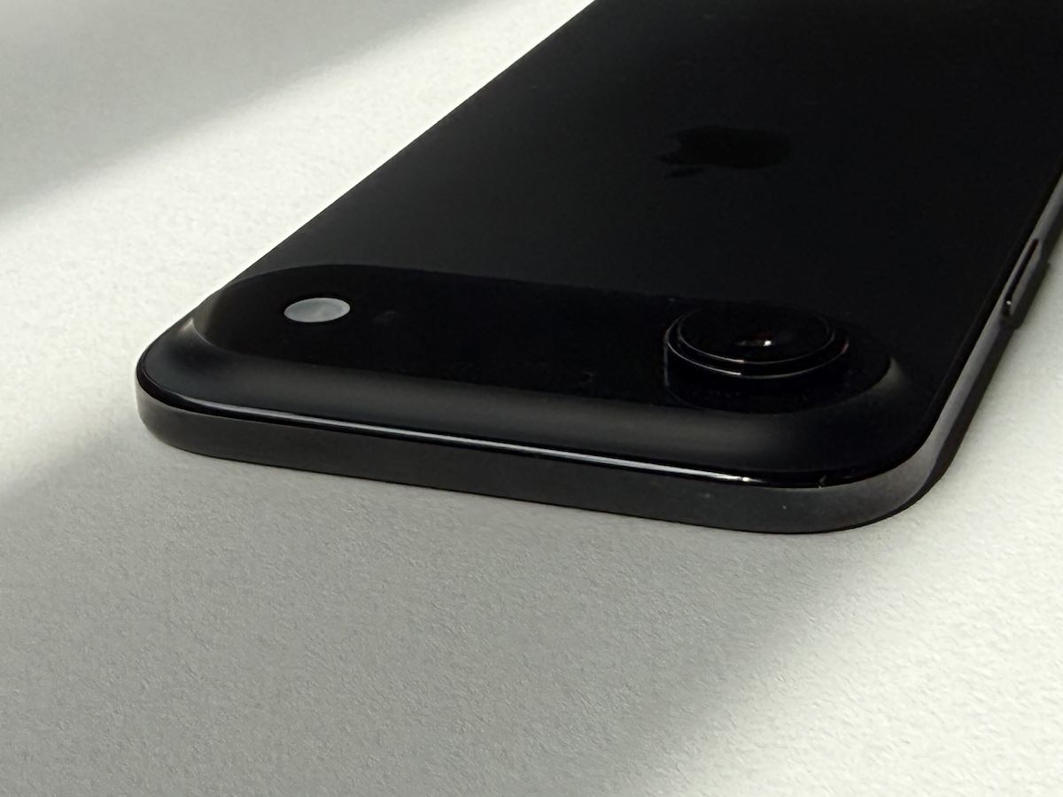 iPhone Air スペースブラック バッテリー100% iPhone Airの気になるバッテリー時間とスペックを実機レビュー