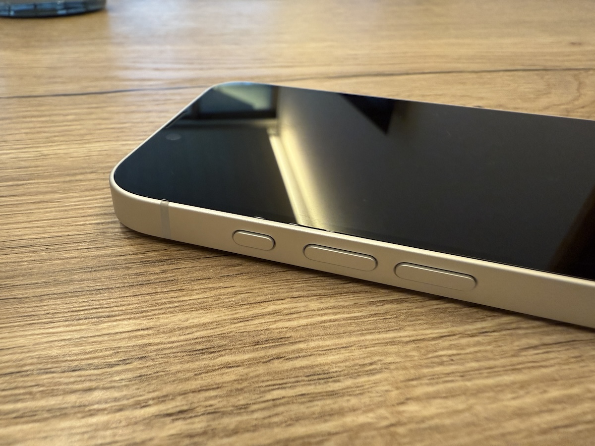 iPhone 16e アクションボタン