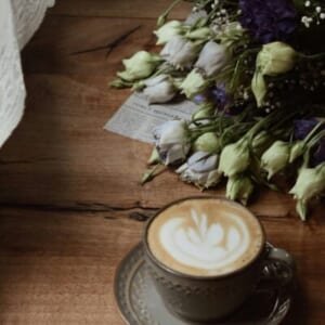 花とカフェラテ