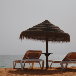 砂浜のパラソル